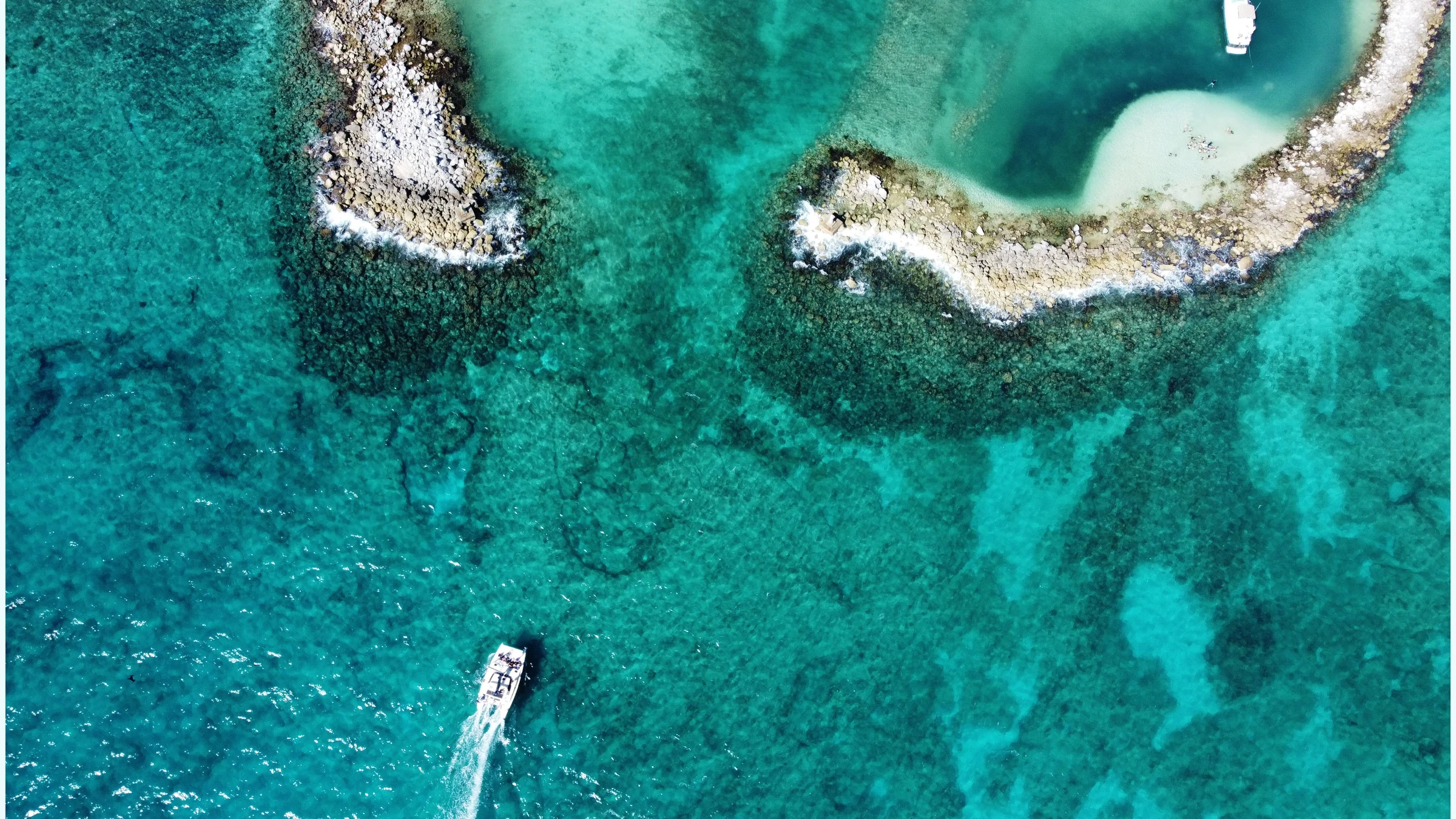 Aerial view of a snorkel boat anchored above coral reef near El Cielo sandbar in Cozumel